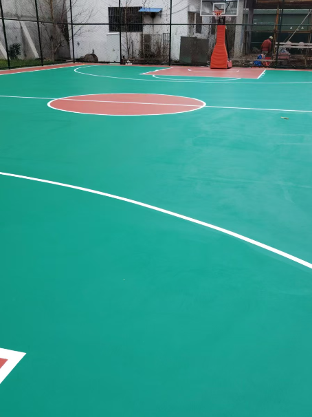 老边 球场长期使用易出现地面开裂